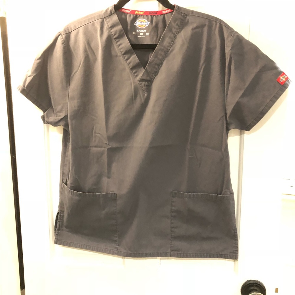 Women’s size MEDIUM v-neck scrub top